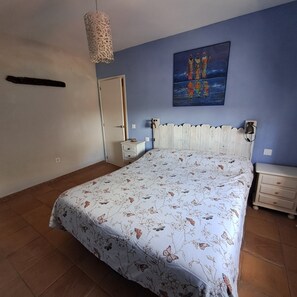 4 bedrooms, iron/ironing board, Internet, bed sheets
