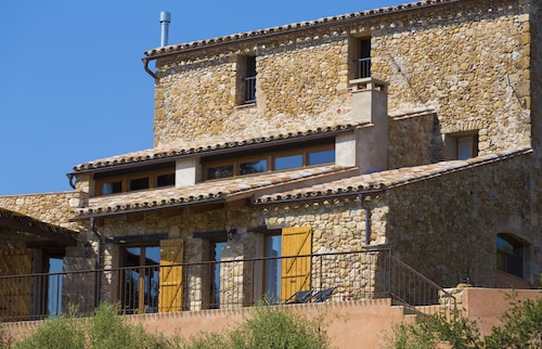 Rural House-Farmhouse near the Costa Brava and Pyrenees. 