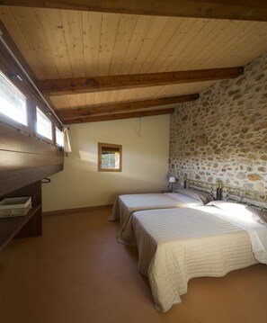 3 bedrooms, WiFi, bed sheets, wheelchair access - Rural House-Farmhouse near the Costa Brava and Pyrenees. (llado)