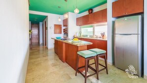 Fridge, microwave, dishwasher, cookware/dishes/utensils - Puerta Al Mar - Penthouse 504 (Isla Mujeres)