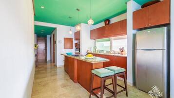 Lemari es, microwave, dan mesin pencuci piring