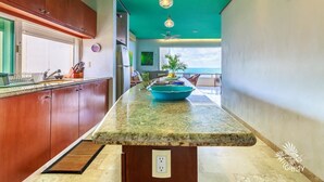 Fridge, microwave, dishwasher, cookware/dishes/utensils - Puerta Al Mar - Penthouse 504 (Isla Mujeres)
