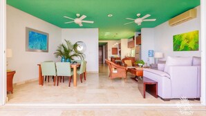 Flat-screen TV - Puerta Al Mar - Penthouse 504 (Isla Mujeres)