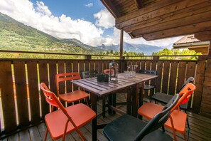 Outdoor dining - Cosy 3 bedroom chalet with log fire, swimming pool, sauna, gym, Wi-Fi (Morillon)