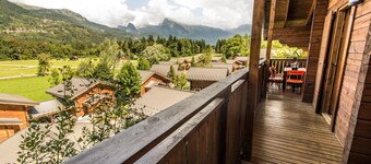 Cosy 3 bedroom chalet with log fire, swimming pool, sauna, gym, Wi-Fi