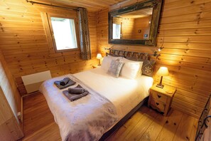 3 bedrooms, iron/ironing board, travel cot, free WiFi