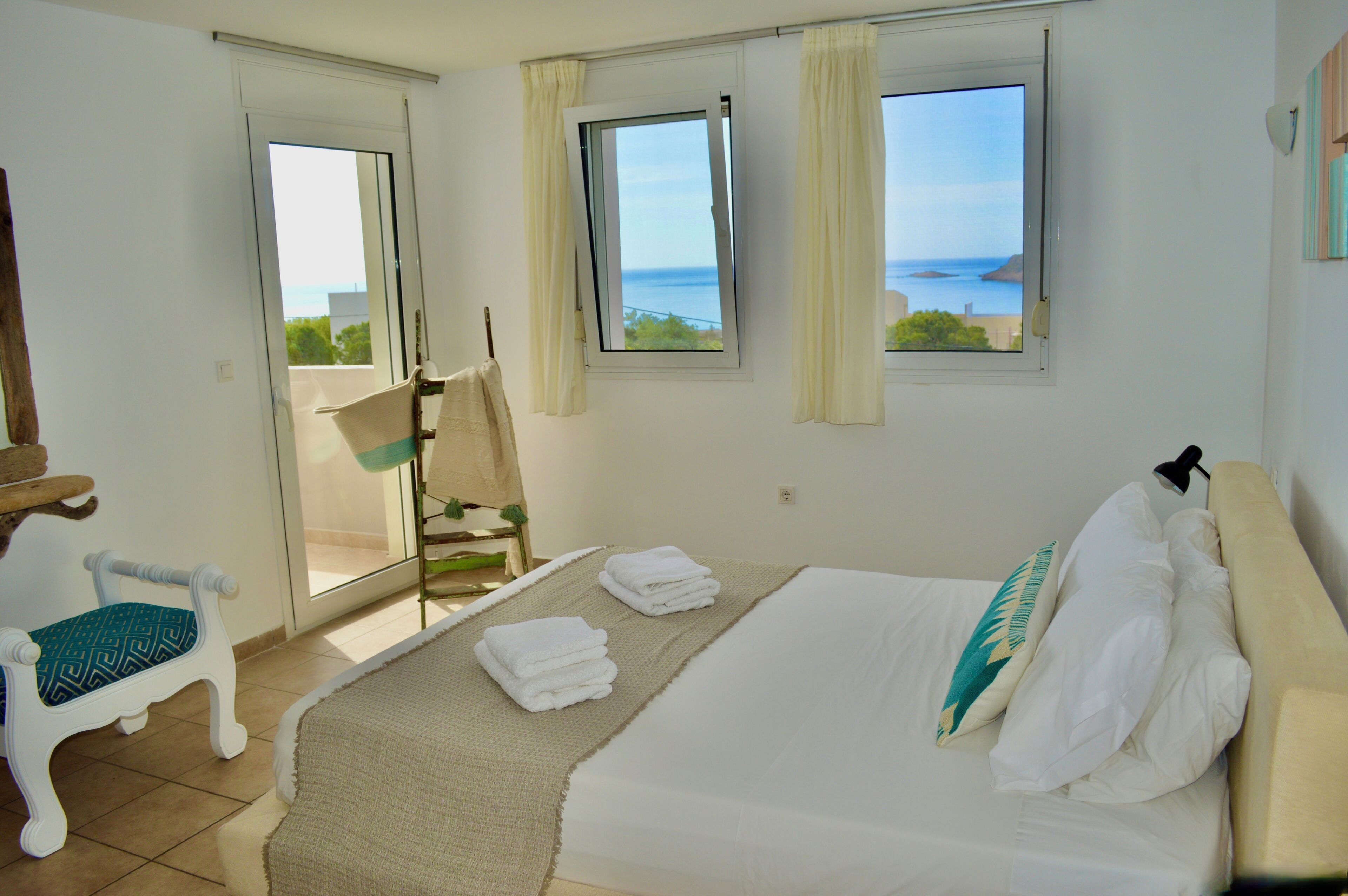 3 bedrooms, iron/ironing board, WiFi (free), bed sheets
