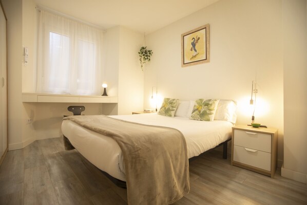 Habitación doble, baño privado | Cortinas blackout, tabla de planchar con plancha y wifi gratis 