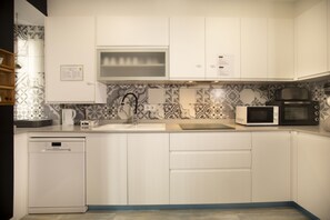 Refrigerador con congelador, microondas, horno y parrilla de estufa 