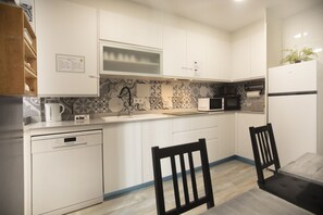 Frigorífic gran, microones, forn i placa de cuina