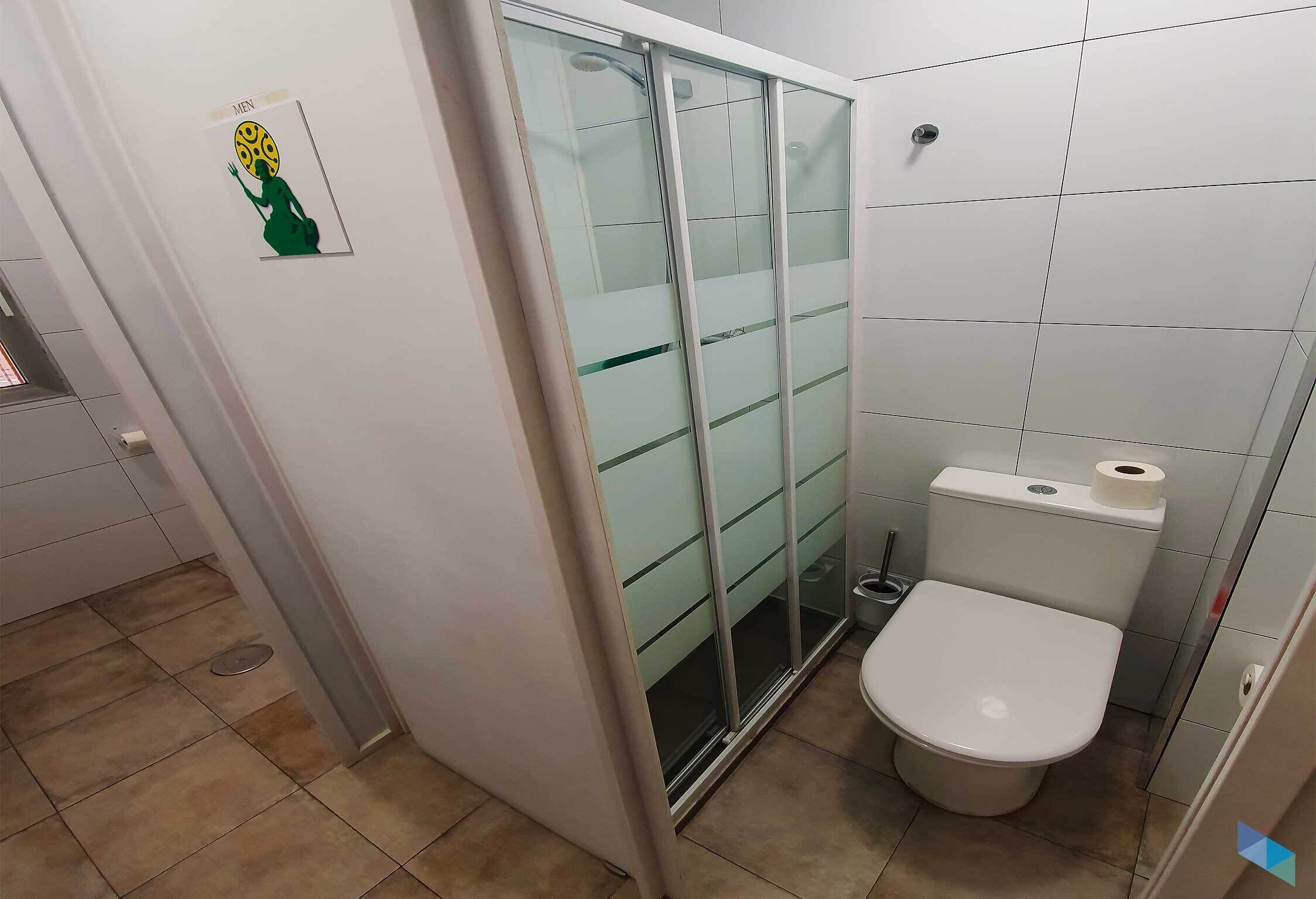 Shared Dormitory, Shared Bathroom (En habitacion compartida) | Bathroom | Free toiletries, hair dryer, soap, shampoo