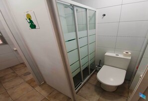 Slaapzaal, gemeenschappelijke badkamer (En habitacion compartida) | Badkamer | Gratis toiletartikelen, een haardroger, zeep, shampoo