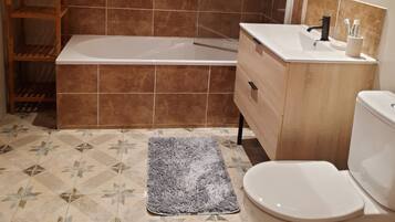 Ensemble douche/baignoire, sĂšche-cheveux, serviettes fournies, savon