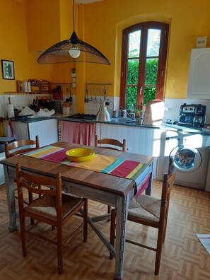 Dining - Charming cottage with large pool, garden & views of Pyrénées, near Carcassonne (Montazels)