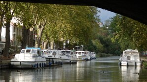 A canal with boats docked under a bridge. - Charming cottage with large pool, garden & views of Pyrénées, near Carcassonne (Montazels)