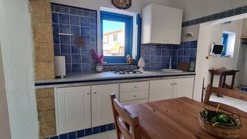 Fridge, oven, stovetop, coffee/tea maker