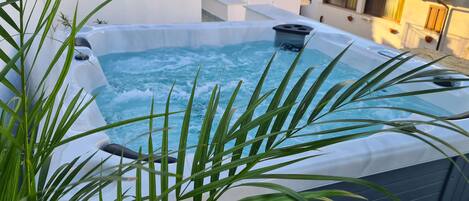 Outdoor spa tub