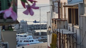 Edificio costiero con vista sul mare e sulle barche.