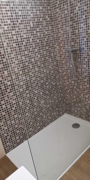 Shower, towels, soap, toilet paper - Apartment in the Algarve, Alvor (Alvor)