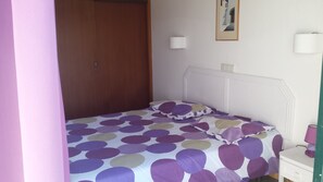 1 habitación, tabla de planchar con plancha, wifi y ropa de cama 