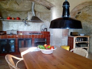 Kühlschrank, Mikrowelle, Ofen, Wasserkocher mit Kaffee-/Teezubehör