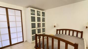 1 chambre, bureau, fer et planche Ă repasser, lit parapluie