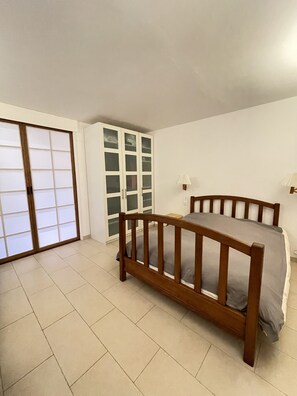 1 室のベッドルーム、デスク、アイロン / アイロン台、旅行用ベビーベッド