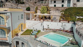 Una piscina al aire libre de temporada (de 10:00 a 21:00), sombrillas