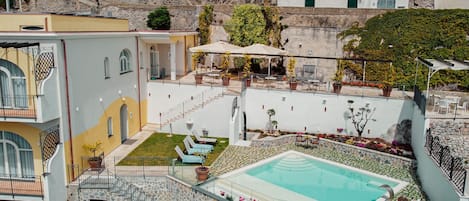 Piscina stagionale all'aperto, ombrelloni da piscina, lettini