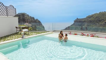 Piscina stagionale all'aperto, ombrelloni da piscina, lettini