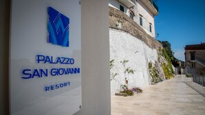 A sign for Palazzo San Giovanni Resort with a modern logo and clear text. - Palazzo San Giovanni (Scala)