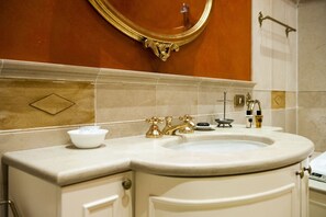 Combined shower/tub, free toiletries, hair dryer, bidet