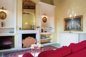 TV, fireplace - DANTE ROOF TERRACE HOUSE (Firenze)