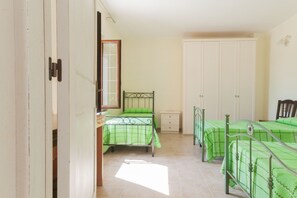 2 chambres, bureau, fer et planche à repasser, lit parapluie