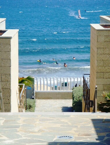 Vacation home on the beach, 2 bedrooms, 30 m² terrace. Beach 30 seconds