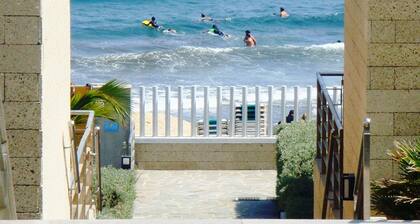 Vacation home on the beach, 2 bedrooms, 30 m² terrace. Beach 30 seconds