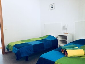 2 chambres, coffre-fort, bureau, fer et planche à repasser