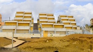 Un immeuble à plusieurs étages, de style architectural uniforme, caractérisé par une série de balcons et un toit plat.