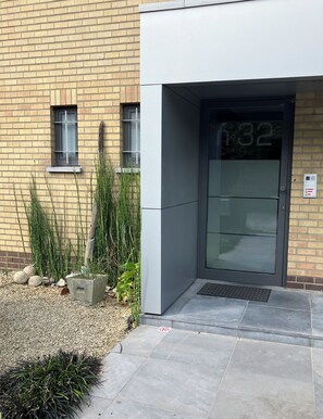 Exterior detail - Luxury design apartment, near the sea +private garden, parking, bicycle storage (Oostende)