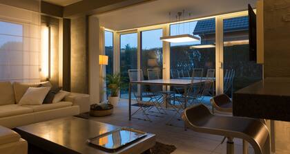 Luxe appartement design, prÚs de la mer avec jardin et parking privé