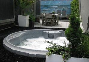 Outdoor dining - Luxury design apartment, near the sea +private garden, parking, bicycle storage (Oostende)