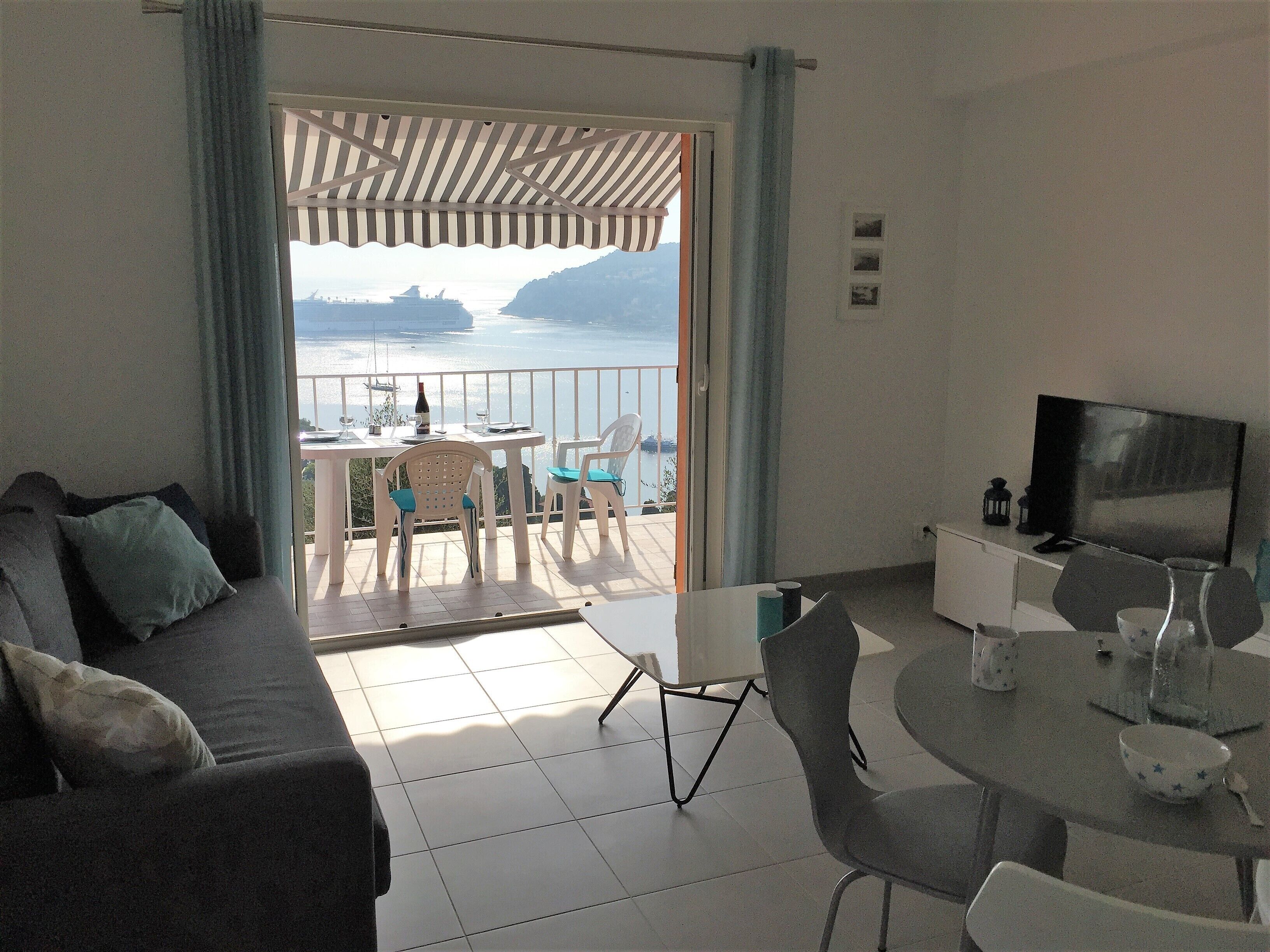 South facing apartment and terrace with breathtaking view on the sea