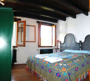 5 chambres, fer et planche à repasser, lit de bébé portatif, Wi-Fi
