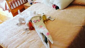 Minibar, Schreibtisch, Verdunkelungsvorhänge, Zustellbetten