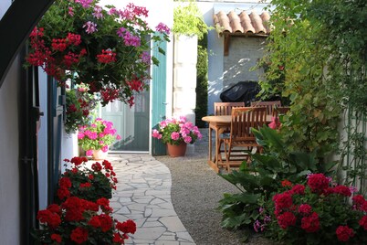 A Charming Charentaise Converted Barn with courtyard garden and barbecue