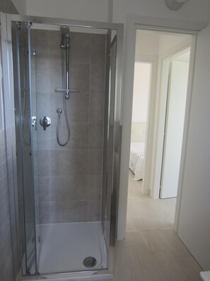 Douche, séchoir à cheveux, serviettes fournies