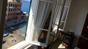 Una habitación con vista a la playa y edificios.