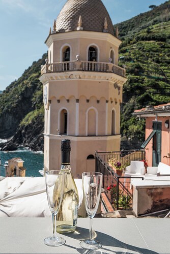 Apartment overlooking Vernazza's beautiful Marconi Square.