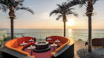 4 restaurants, breakfast, lunch, dinner served; Japanese cuisine
