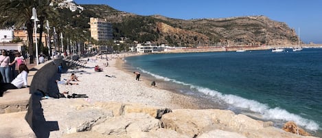Una spiaggia nelle vicinanze
